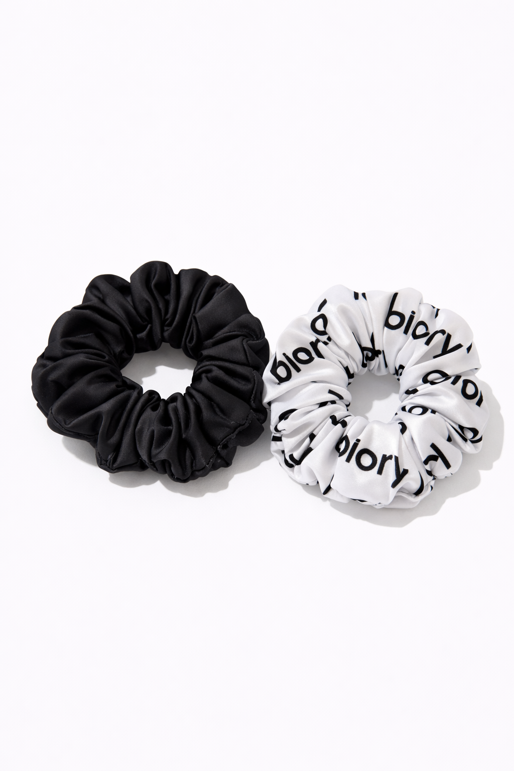 Set de Scrunchies Biory – Duo Esencial (Negro + Logo)