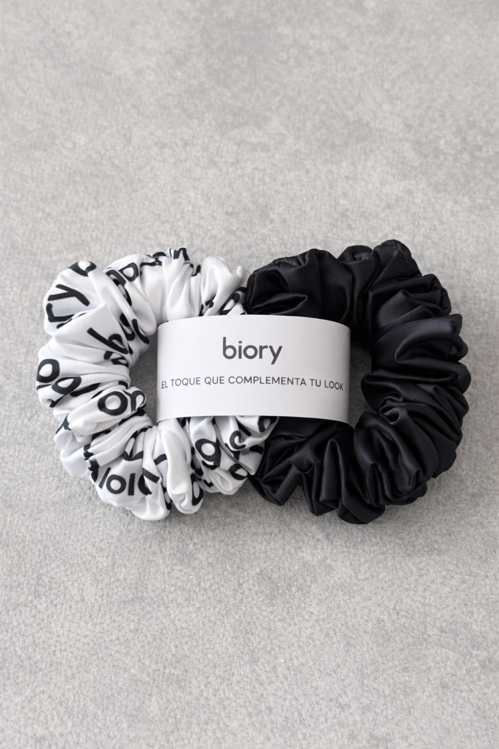 Set de Scrunchies Biory – Duo Esencial (Negro + Logo)